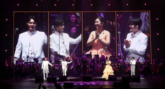 29일과 30일 세종문화회관 대강당에서 열린 '라포엠 심포니 인 러브'. 라포엠 멤버 유채훈과 최성훈, 소프라노 박소영, 라포렘 정민성(왼쪽부터)이 관객에게 공연에 대해 이야기하고 있다. 장진영 기자