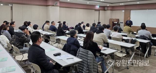 ▲ 2025년 굿리더아카데미 춘천·원주·강릉권 연합 졸업여행이 28~29일 정선 일원에서 열려 3개 권역 수강생들이 화합을 다졌다. 수강생들이 정선 하이원리조트 마운틴콘도에서 열린 김병조 교수 특강을 듣고 있다. 황선우 기자