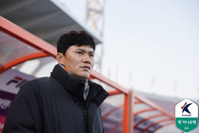 ▲ 강원FC 정경호 감독이 30일 강릉하이원아레나에서 열린 포항스틸러스와 하나은행 K리그1 2025 파이널 라운드 최종전을 지켜보고 있다. 한국프로축구연맹 제공