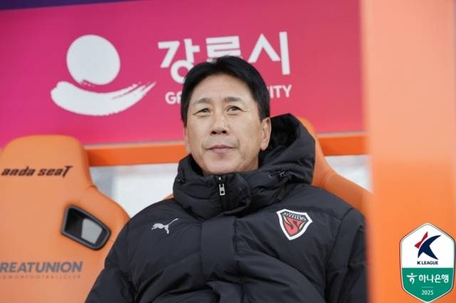 ▲ 포항스틸러스 박태하 감독이 30일 강릉하이원아레나에서 열린 강원FC와 하나은행 K리그1 2025 파이널 라운드 최종전을 지켜보고 있다. 한국프로축구연맹 제공