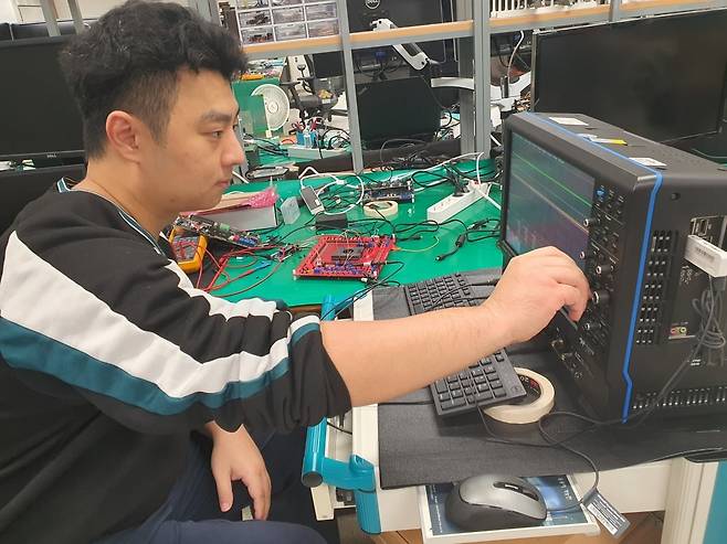 김창환 연구원이 오실로스코프로 파형을 확인 중이다. 윤현주 기자