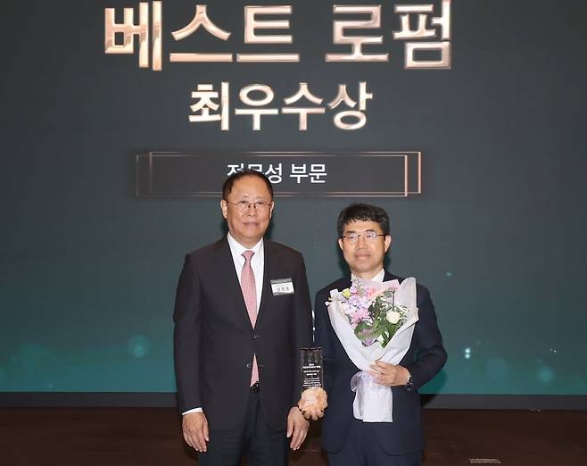 28일 서울 중림동 한국경제신문 다산홀에서 열린 2025 한경 베스트로펌&로이어 시상식에서 전문성 부문 최우수상을 수상한 세종 오종한 대표변호사가 기념촬영을 하고 있다./2025.11.28 문경덕 기자