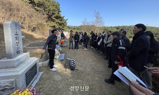 지난 29일 국립대전현충원을 찾은 5·18민주화운동 관련 단체와 광주 시민들이 현충원에 안장된 신군부 인사에 대한 설명을 듣고 있다. 5·18기념재단 제공.