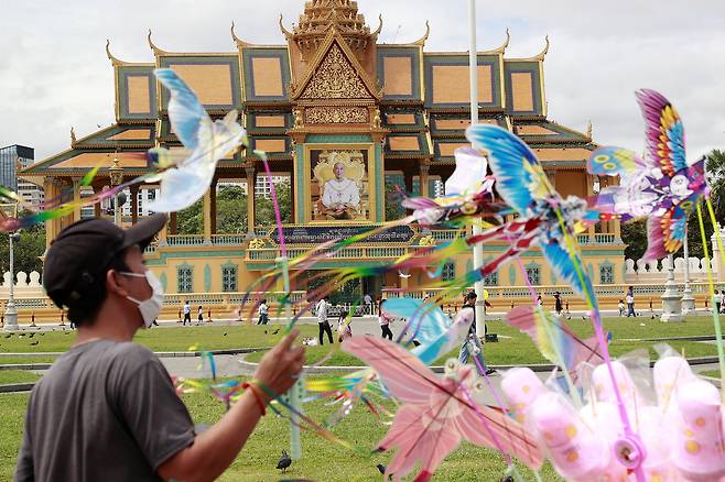 A vendor walks past the Royal Palace in Phnom Penh, Cambodia, on Oct. 29.  [EPA/YONHAP]