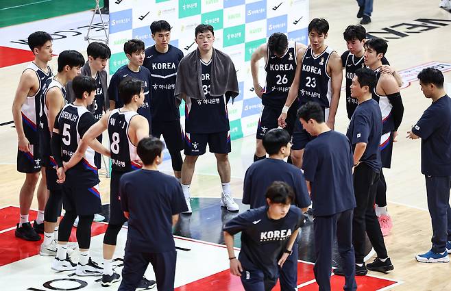 The Korean men's national basketball team reacts at Anyang Jung Kwan Jang Arena in Anyang, Gyeonggi on Nov. 25. [NEWS1]