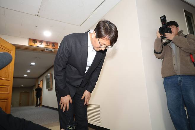 Coupang CEO Park Dae-jun bows in apology over the company’s massive data leak at the Central Government Complex in Jongno District, central Seoul, on Nov. 30. [YONHAP]