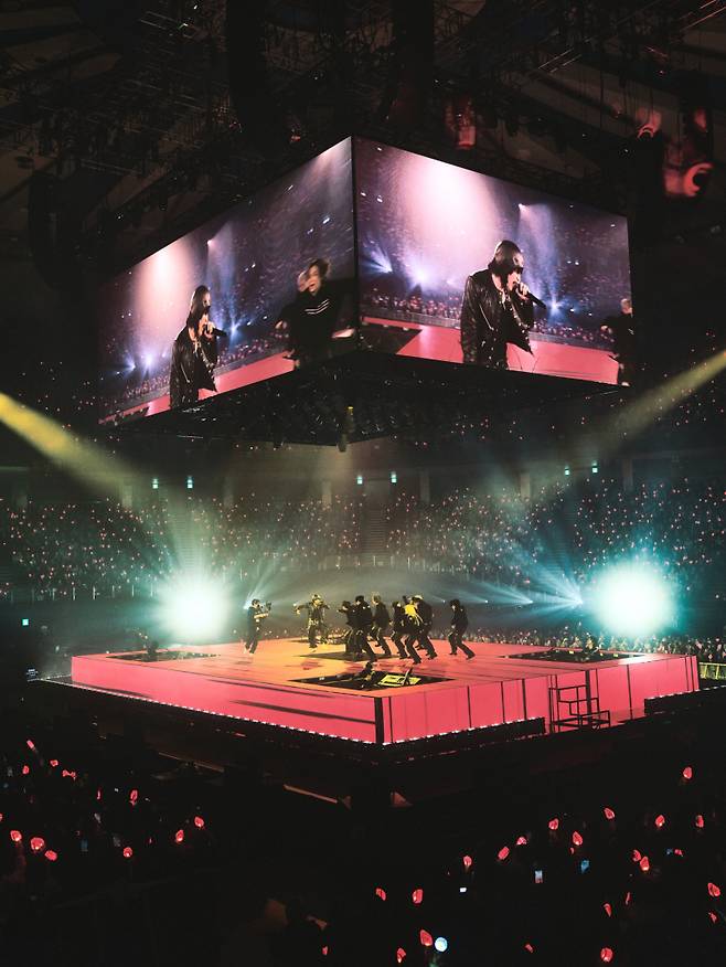 가수 우즈가 29~30일 오후 서울 잠실동 잠실실내체육관에서 열린 단독 콘서트 ‘2025 우즈 프리뷰 콘서트 : 인덱스_00’에서 무대를 펼치고 있다. EDAM엔터테인먼트 제공