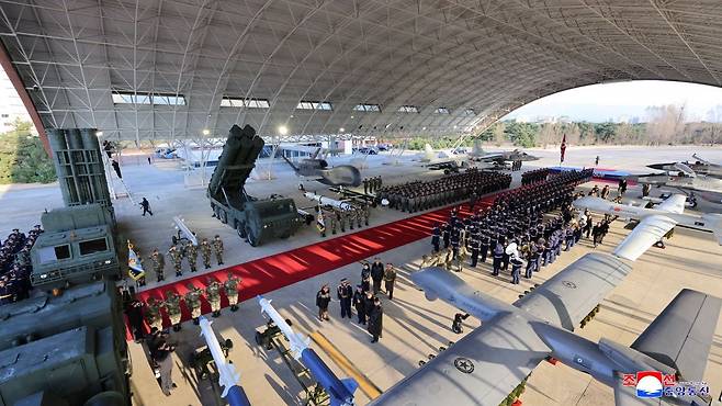 김정은 국무위원장이 딸 주애와 함께 지난 28일 제2공군사단 59길영조영웅연대 갈마비행장에서 북한 공군 창설 80주년 기념행사에 참석해 장병들을 치하하고  항공절 기념 공군 시위비행 및 기념보고대회와 기념공연을 관람했다고 조선중앙통신이 30일 보도했다. 연합뉴스