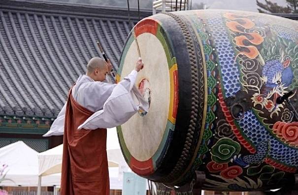 법고를 연주하고 있는 구산스님. 스님제공