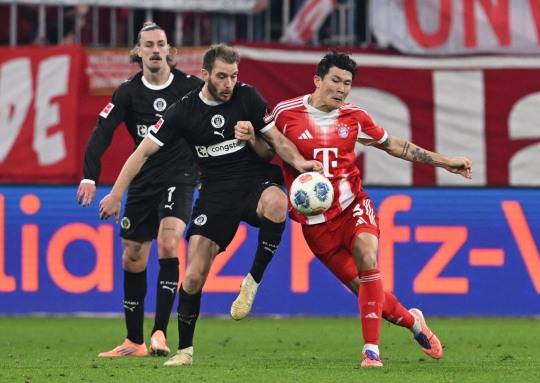 장크트 파울리전에서 경합하는 뮌헨의 김민재(오른쪽). 사진[로이터=연합뉴스]