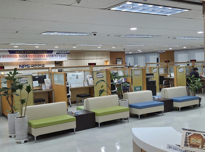 국민연금공단 종합상담실 내부. 사람들이 연금에 관해 상담을 받고 있다. 장원종 인턴기자.