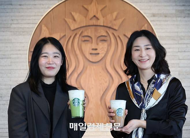 스타벅스 블랙 글레이즈드 라떼를 개발한 조지현 파트너(오른쪽)와  말차 글레이즈드 라떼를 개발한 우소원 파트너. [한주형기자]