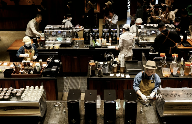 中国・上海にある世界最大のスターバックス店舗であるスターバックス リザーブ ロースタリーでは、バリスタがドリンクを作ります。 [사진=로이터 뉴스1]