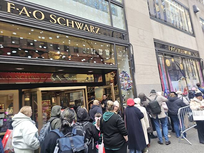 블랙프라이데이를 맞은 28일(현지시간) 미국 뉴욕 맨해튼 완구점 FAO 슈워츠에 입장을 기다리는 고객들이 길게 줄을 서 있다. 뉴욕 임성현 특파원
