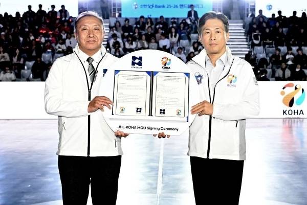 사진 한일핸드볼연맹(JHL-KOHA)의 지속가능한 교류발전을 위한 MOU 기념촬영 중이다. 나카무라 카즈야 총재(좌), 곽노정 총재(우)