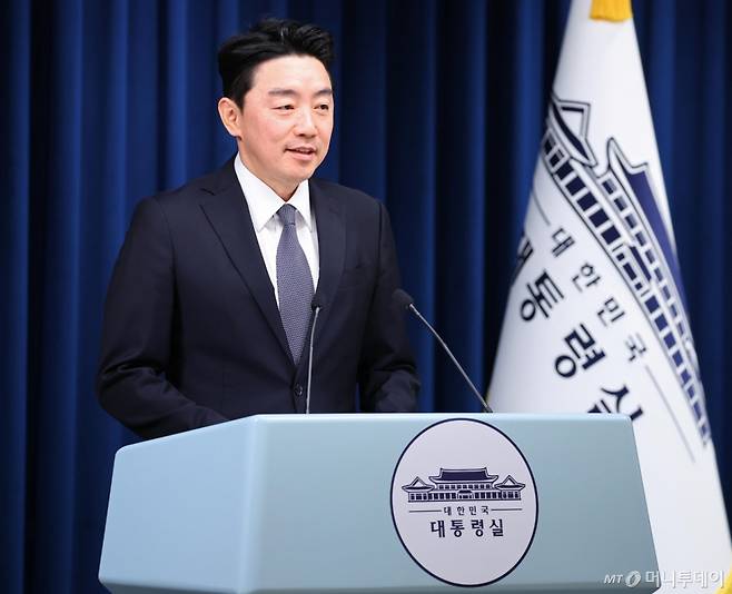 [서울=뉴시스] 최동준 기자 = 강훈식 대통령 비서실장이 19일 용산 대통령실에서 청년의 날을 맞아 진행했던 청년 주간 행사 관련 브리핑을 하고 있다. (대통령실통신사진기자단) 2025.09.19. photocdj@newsis.com /사진=