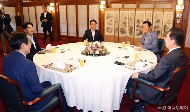 (서울=뉴스1) 이광호 기자 = 김민석 국무총리와 여당 대표 등이 14일 오후 서울 종로구 삼청동 국무총리 공관에서 열린 당정대 고위급 만찬 회동에서 환담하고 있다.   왼쪽부터 시계방향으로 강훈식 대통령 비서실장, 김민석 총리, 더불어민주당 정청래 대표, 김병기 원내대표, 우상호 대통령실 정무수석. (공동취재) 2025.9.14/뉴스1  Copyright (C) 뉴스1. All rights reserved. 무단 전재 및 재배포,  AI학습 이용 금지. /사진=(서울=뉴스1) 이광호 기자