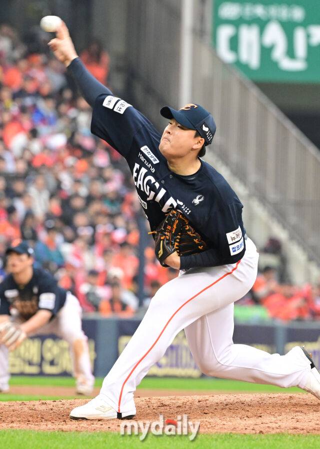 26일 오후 서울 잠실야구장에서 진행된 '2025 신한 SOL Bank KBO 한국시리즈 1차전' 한화 이글스와 LG 트윈스의 경기.한화 한승혁이 구원 등판해 역투를 펼치고 있다.