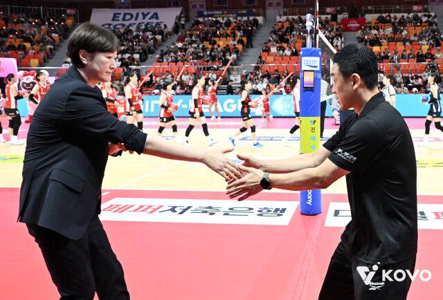 경기 전 악수하는 장소연 감독과 여오현 감독대행./KOVO