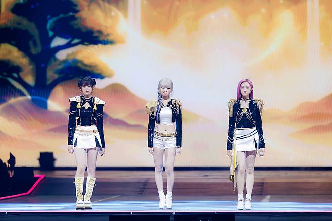 대중음악 시상식 ‘2025 마마 어워즈’에서 ‘케이팝 데몬 헌터스’ 속 헌트릭스 ‘골든’ 무대 재현한 베이비몬스터 멤버들. [연합]