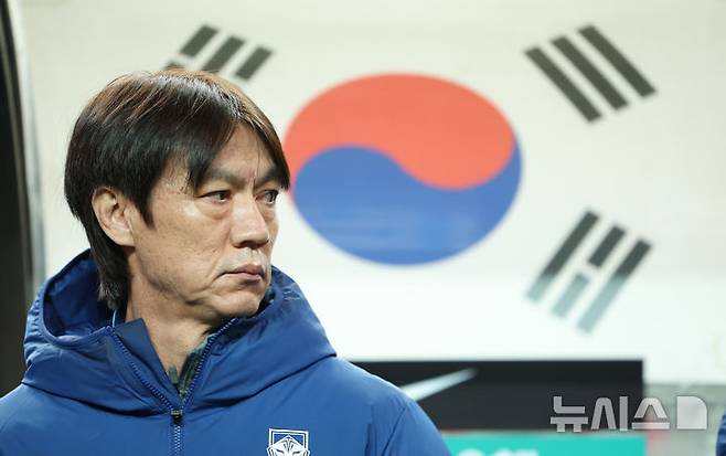 [서울=뉴시스] 황준선 기자 = 지난 18일 오후 서울 마포구 서울월드컵경기장에서 열린 축구 국가대표팀 평가전 대한민국과 가나의 경기, 대한민국 홍명보 감독이 경기장에 입장해 있다. 2025.11.18. hwang@newsis.com