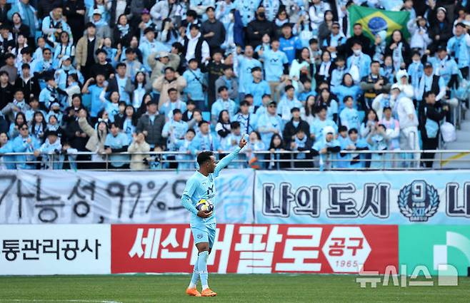 [대구=뉴시스] 이무열 기자 = 30일 대구 북구 대구iM뱅크PARK에서 열린 하나은행 K리그1 2025 38라운드 대구FC와 FC안양의 경기, 대구 지오바니가 후반 골을 성공시킨 뒤 기뻐하고 있다. 2025.11.30. lmy@newsis.com