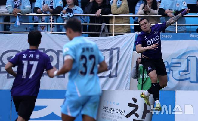 [대구=뉴시스] 이무열 기자 = 30일 대구 북구 대구iM뱅크PARK에서 열린 하나은행 K리그1 2025 38라운드 대구FC와 FC안양의 경기, 안양 마테우스가 전반 선제골을 성공시킨 뒤 기뻐하고 있다. 2025.11.30. lmy@newsis.com