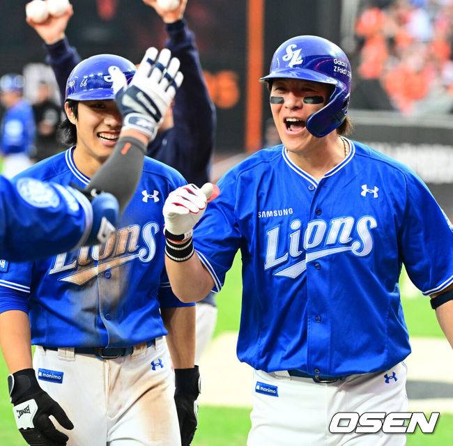 [OSEN=대전, 지형준 기자] 프로야구 삼성 라이온즈가 원정에서 귀중한 1승을 거두고 대구로 향한다.삼성은 19일 대전 한화생명볼파크에서 열린 포스트시즌 플레이오프 2차전 한화 이글스와의 경기에서 타선이 폭발하며 7-3&nbsp;완승을 거뒀다. 시리즈 전적 1승 1패로 동률을 만들고 홈구장 대구 삼성라이온즈파크로 돌아간다.&nbsp;9회초 2사 1루에서 삼성 강민호가 투런포를 날리며 기뻐하고 있다. 2025.10.19 /jpnews@osen.co.kr