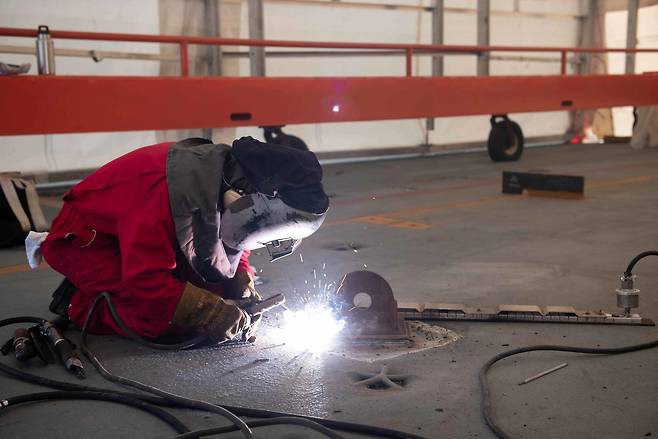 미 버지니아주 소재 헌팅턴 잉걸스 인더스트리 뉴포트 뉴스 조선소에서 한 용접공이 선체를 조립하고 있다. 세계일보 자료사진