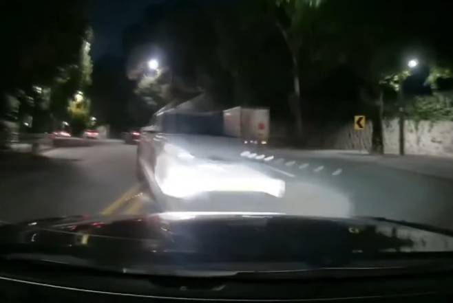 지난달 21일 오후 서울 용산구 도로에서 70대 택시기사가 중앙선을 넘어 반대편 차량을 향해 돌진하는 모습. 채널A 보도화면 캡처