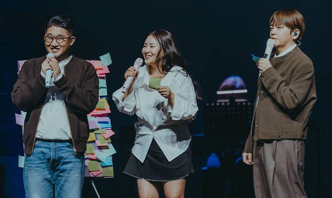 지난 29일 서울 올림픽공원 올림픽홀에서 공연을 개최한 어반자카파는 “우리의 콘서트로 조금이나마 따뜻한 겨울을 보내길 바란다”고 밝혔다. 앤드류컴퍼니 제공