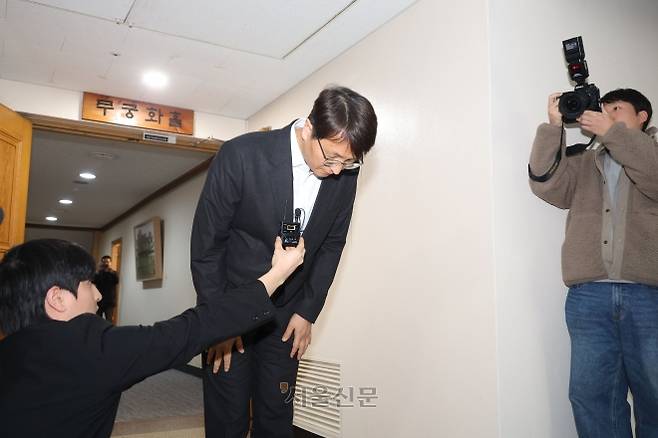 사과하는 박대준 쿠팡대표 - 박대준 쿠팡 대표가 30일 서울 종로구 정부서울청사에서 열린 쿠팡 관련 긴급 관계부처 장관회의를 마치고 회의장 앞에서 취재진의 질의에 답변하고 있다. 이지훈 기자