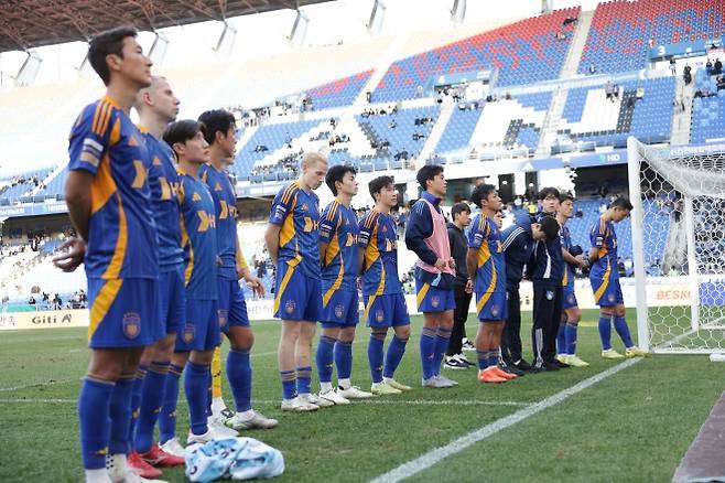 울산 HD 선수들이 30일 울산 문수축구경기장에서 열린 2025 K리그1 최종 38라운드 제주 SK와의 홈 경기에서 0-1로 패배한 뒤 팬들에게 인사하고 있다. K리그 제공