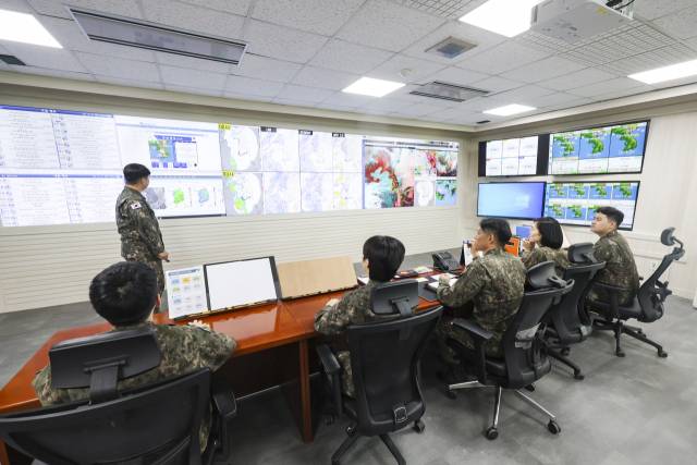 기상예보 담당자들이 예보상황실에서 군내 주요 작전과 행사, VIP 임무에 대한 기상 지원을 위해 한반도의 기상을 분석하고 있다. 사진 제공=공군