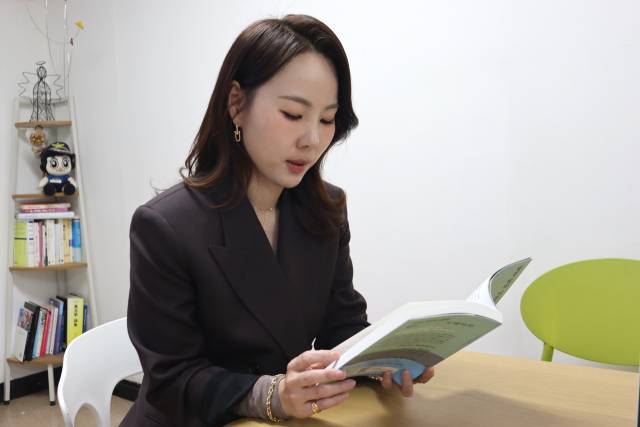 서혜진 변호사가 저서 ‘법정 밖의 이름들’을 펼쳐보고 있다. 김수호 기자