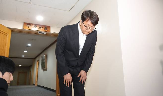 11월30일 정부서울청사에서 쿠팡 관련 긴급 관계부처 장관회의가 열린 가운데 박대준 쿠팡 대표가 회의장을 나서며 공개 사과하고 있다. ⓒ 연합뉴스