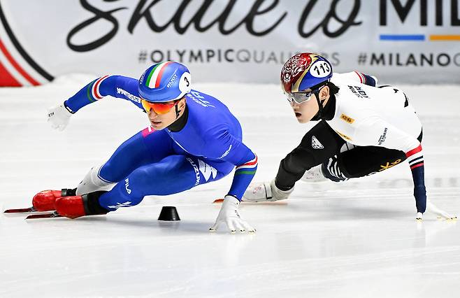 경쟁하는 임종언(오른쪽). AP연합뉴스