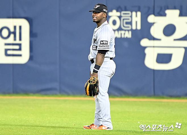 한화 이글스는 지난 29일 외국인 타자 요나단 페라자를 영입했다고 공식 발표했다. 페라자의 계약 규모는 계약금 20만 달러, 연봉 70만 달러, 옵션 10만 달러 등 총액 100만 달러 규모다. 지난 2024시즌 한화에서 활약한 뒤 재계약에 실패했으나 올해 미국 마이너리그 활약이 좋았다는 게 한화 구단 평가다. 지난해 류현진도 고개를 젓게 한 페라자의 수비가 과연 나아졌을지가 내년 활약상 관건으로 떠올랐다. 엑스포츠뉴스DB