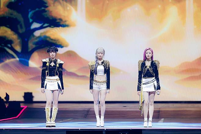 마마어워즈, 홍콩참사 애도 속 2일차 공연…케데헌 '골든' 재현 (서울=연합뉴스) 김경윤 기자 = 대중음악 시상식 '2025 마마 어워즈'가 홍콩 대형 화재 참사를 애도하는 분위기 속에 이틀째 공연을 이어갔다.
    큰 관심을 모았던 넷플릭스 애니메이션 '케이팝 데몬 헌터스'(이하 케데헌) 속 걸그룹 헌트릭스의 무대는 그대로 재현됐지만, 사자보이즈 무대는 취소됐다.
    사진은 '케이팝 데몬 헌터스' 속 헌트릭스 '골든' 무대 재현한 베이비몬스터 멤버들. 2025.11.29 
[CJ ENM 제공. 재판매 및 DB 금지] photo@yna.co.kr