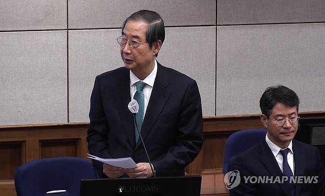 결심공판 최후진술하는 한덕수 (서울=연합뉴스) 한덕수 전 국무총리가 26일 서울 서초구 서울중앙지법에서 열린 내란 우두머리 방조, 내란 중요임무 종사 및 위증 등 혐의 결심공판에서 최후진술을 하고 있다.
    한 전 총리는 "비록 비상계엄을 막지 못했지만, 찬성하거나 도우려 한 일은 결단코 없다"며 "이것이 오늘 역사적인 법정에서 제가 드릴 가장 정직한 말"이라고 했다. 2025.11.26 [서울중앙지법 제공. 재판매 및 DB금지] photo@yna.co.kr