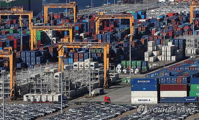 한국경제 수출입 현장 (평택=연합뉴스) 홍기원 기자 = 한미 관세·안보 협상의 결과물인 '조인트 팩트시트'(공동 설명자료)가 확정된 11월 14일 경기 평택항에 컨테이너가 쌓여 있는 모습. [연합뉴스 자료사진]