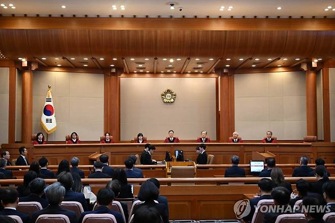 대통령 탄핵심판 선고 (서울=연합뉴스) 2025년 4월 4일 서울 종로구 헌법재판소 대심판정에 윤석열 당시 대통령 탄핵심판 선고를 앞두고 헌법재판관들이 입장해 있다. [사진공동취재단=자료사진]