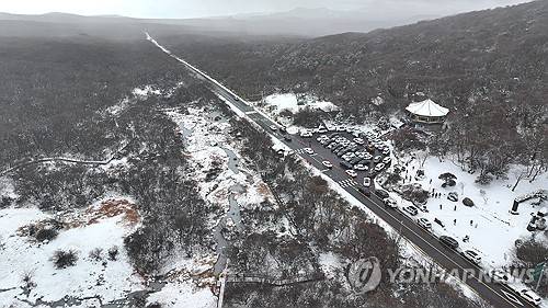 1100고지 겨울 풍경 제주도 산지 대설주의보가 해제된 후 제주 한라산 1100고지 일대에 관광객 차량이 몰린 모습. 2025.11.19 [연합뉴스 자료사진]