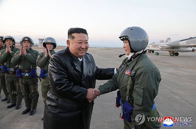 김정은, 북한 공군창설 80주년 기념행사 참석…주애 동행 (평양 조선중앙통신=연합뉴스)  김정은 국무위원장이 딸 주애와 함께 지난 28일 제2공군사단 59길영조영웅연대 갈마비행장에서 북한 공군 창설 80주년 기념행사에 참석해 장병들을 치하하고  항공절 기념 공군 시위비행 및 기념보고대회와 기념공연을 관람했다고 조선중앙통신이 30일 보도했다.  2025.11.30 
    [국내에서만 사용가능. 재배포 금지. For Use Only in the Republic of Korea. No Redistribution] nkphoto@yna.co.kr