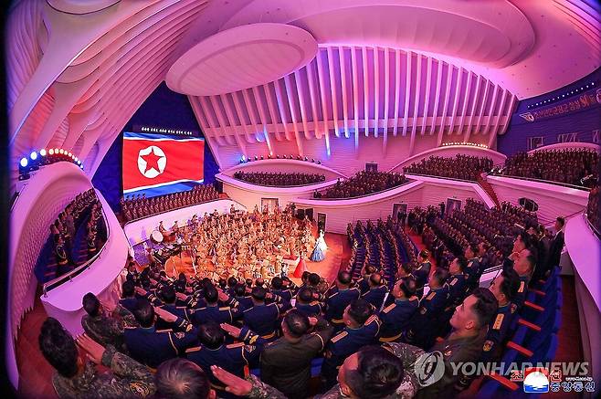 김정은, 북한 공군창설 80주년 기념행사 참석…주애 동행 (평양 조선중앙통신=연합뉴스)  김정은 국무위원장이 딸 주애와 함께 지난 28일 제2공군사단 59길영조영웅연대 갈마비행장에서 북한 공군 창설 80주년 기념행사에 참석해 장병들을 치하하고  항공절 기념 공군 시위비행 및 기념보고대회와 기념공연을 관람했다고 조선중앙통신이 30일 보도했다.  2025.11.30 
    [국내에서만 사용가능. 재배포 금지. For Use Only in the Republic of Korea. No Redistribution] nkphoto@yna.co.kr