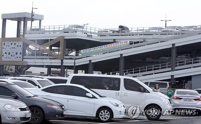 렌터카로 가득한 제주 성산항 주차장 [연합뉴스 자료 사진]