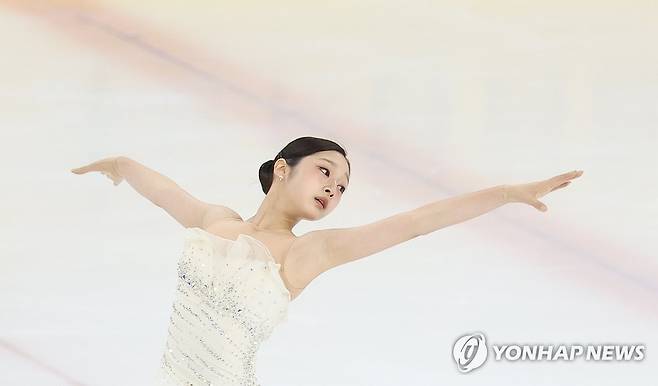 연기 펼치는 신지아 (서울=연합뉴스) 신준희 기자 = 30일 목동아이스링크에서 열린 2025 전국남녀 피겨스케이팅 회장배 랭킹대회 여자 싱글 프리스케이팅에 출전한 신지아가 경기를 펼치고 있다.
    이번 대회는 2026 밀라노·코르티나담페초 동계올림픽에 나설 대표팀 선수(남자 2명·여자 2명)를 뽑기 위한 1차 선발전이다. 2025.11.30 hama@yna.co.kr