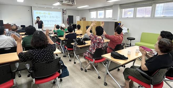 ▲ 고객 대상으로 진행되는 실버 노래교실의 모습. /사진제공=강남시장 상인회