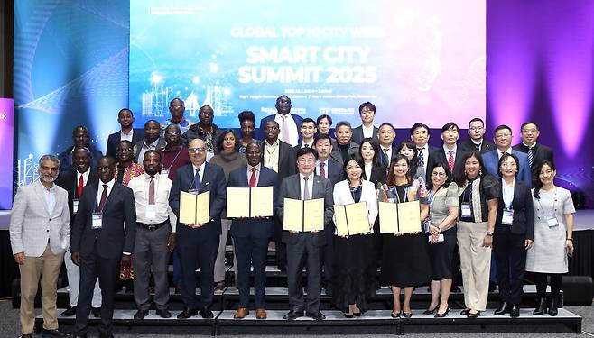 ▲&nbsp;인천경제자유구역청이 1~4일 송도컨벤시아와 경원재 바이 워커힐에서 '글로벌 톱텐 시티 위크 2025(Global Top 10 City Week 2025)'를 진행하는 가운데 협약서 서명 도시 관계자 및 행사 참석자들이 기념촬영을 하고 있다./제공=인천경제자유구역청