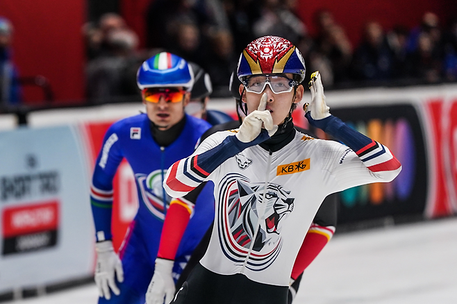 임종언(노원고)이 1일(한국시간) 네덜란드 도르드레흐트의 스포르트불레바르에서 열린 국제빙상경기연맹(ISU) 쇼트트랙 월드투어 4차 대회 남자 1천m서 1위로 결승선을 통화하고 있다. 연합